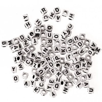 Mărgele litere din plastic, 7 mm - alb-negru