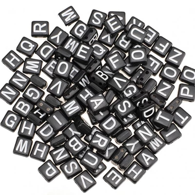 Mărgele litere din plastic 7x8 mm - alb-negru, două găuri