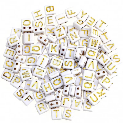 Mărgele litere din plastic, 7x8 mm - alb-aurie, două găuri