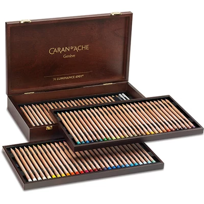 Set creioane colorate Caran d'Ache Luminance 6901 - 76 culori, 80 buc + accesorii, cutie din lemn