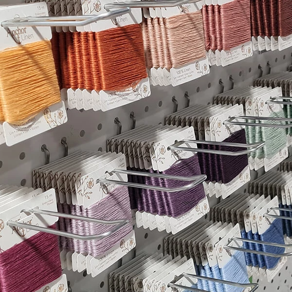 Ață pentru broderie Anchor Linen, 15 m - în diverse culori