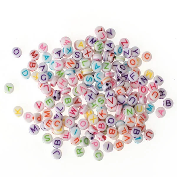 Mărgele litere din plastic, 7 mm - colorată