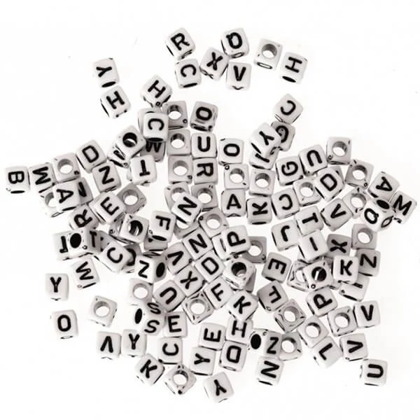 Mărgele litere din plastic, 7 mm - alb-negru