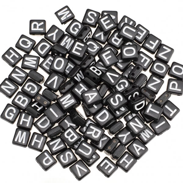 Mărgele litere din plastic 7x8 mm - alb-negru, două găuri