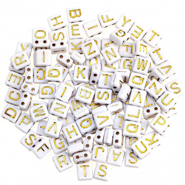 Mărgele litere din plastic, 7x8 mm - alb-aurie, două găuri