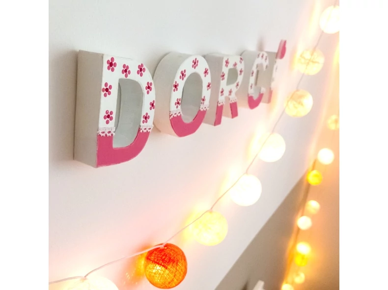 Decorațiuni cu litere din papier-mâché