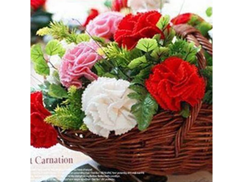 Buchet de garoafe realizat din pâslă artizanală