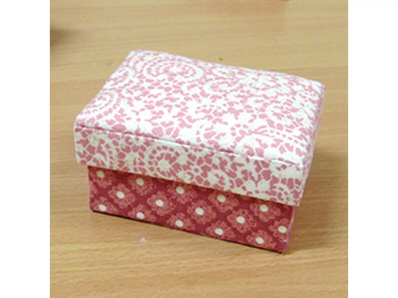 Decorație cutie cu capac cadou cu tehnica cartonage