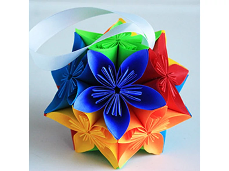 Floarea Kusudama realizată din hârtie colorată pentru fotocopiator