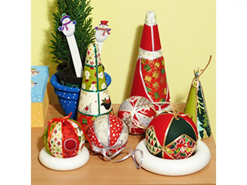 Karácsonyi díszek styropor kúpokból