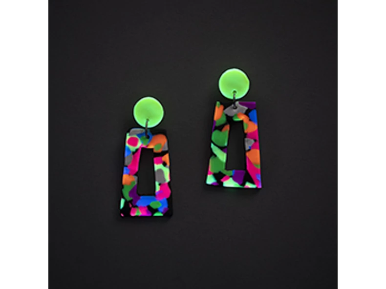 Cercei în stil terrazzo realizați din lut Fimo Neon Effect care poate fi copt