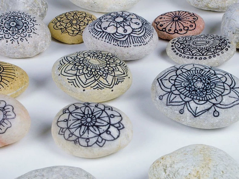 Pietricele decorate cu mandale Design Journey cu fetru