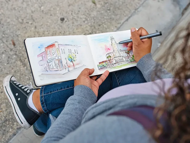 Urban sketching este un gen de artă în tehnică mixtă pe care îl putem lua cu noi oriunde